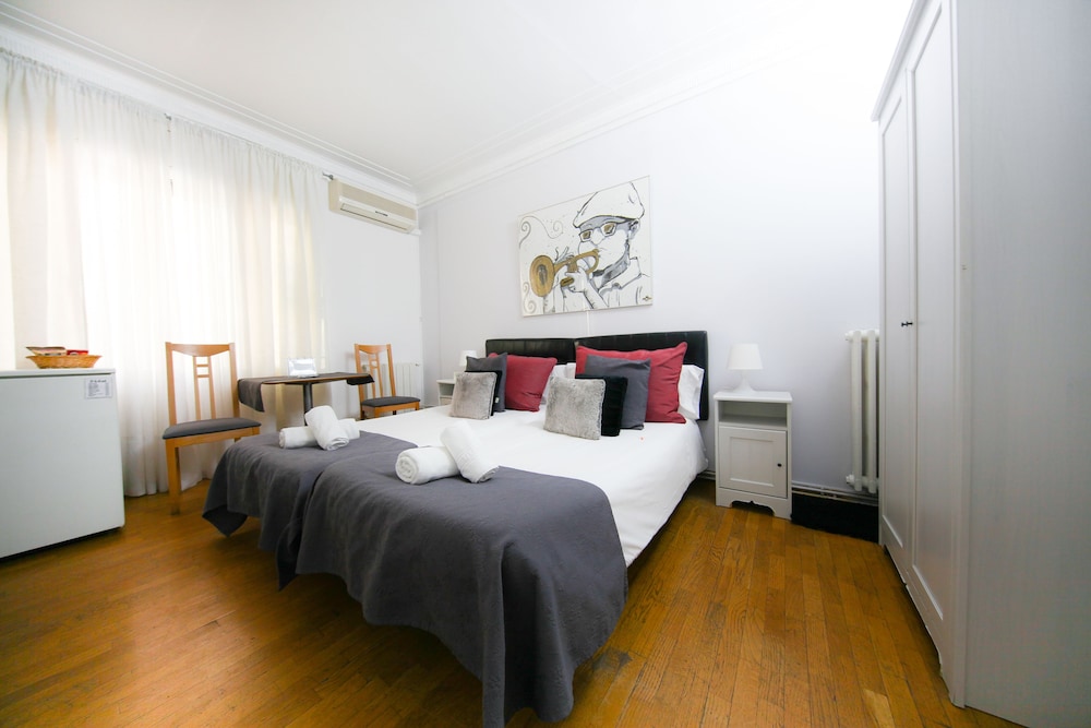 Petit Hotel 18/48