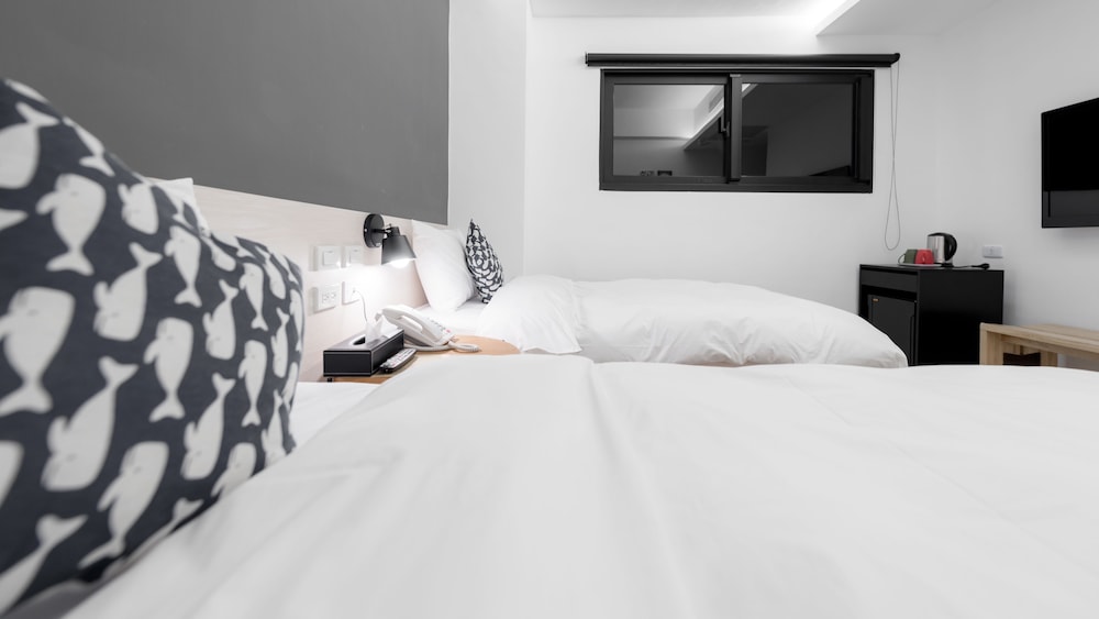 STANDARD, TWIN BEDS, CITY VIEW
