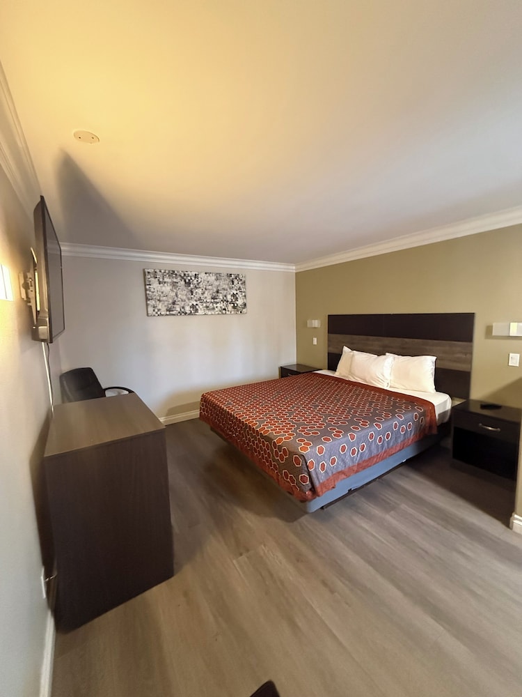 Colony Inn Buena Park 30/64