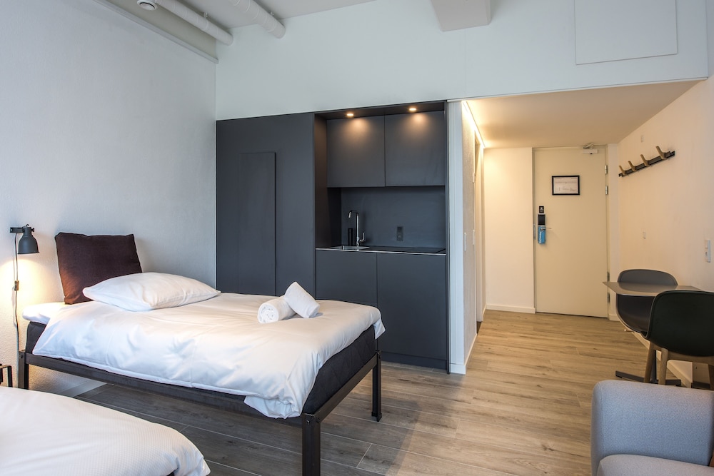 ROOM, TRIPLE, QUEEN BED, SOFA, KITCHENETTE