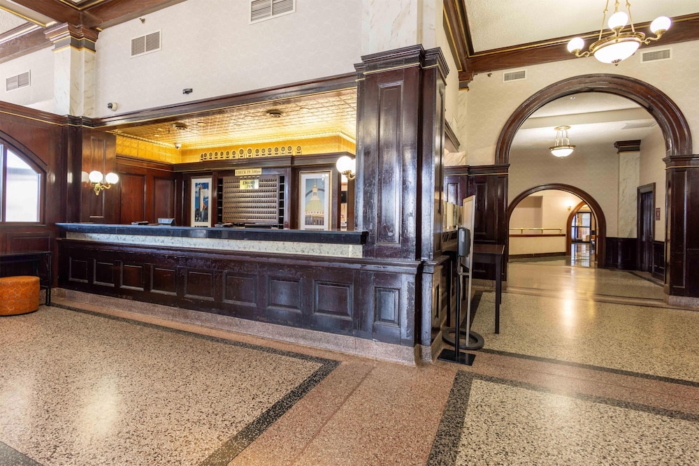 Drury Inn & Suites St. Louis Union Station 7/45