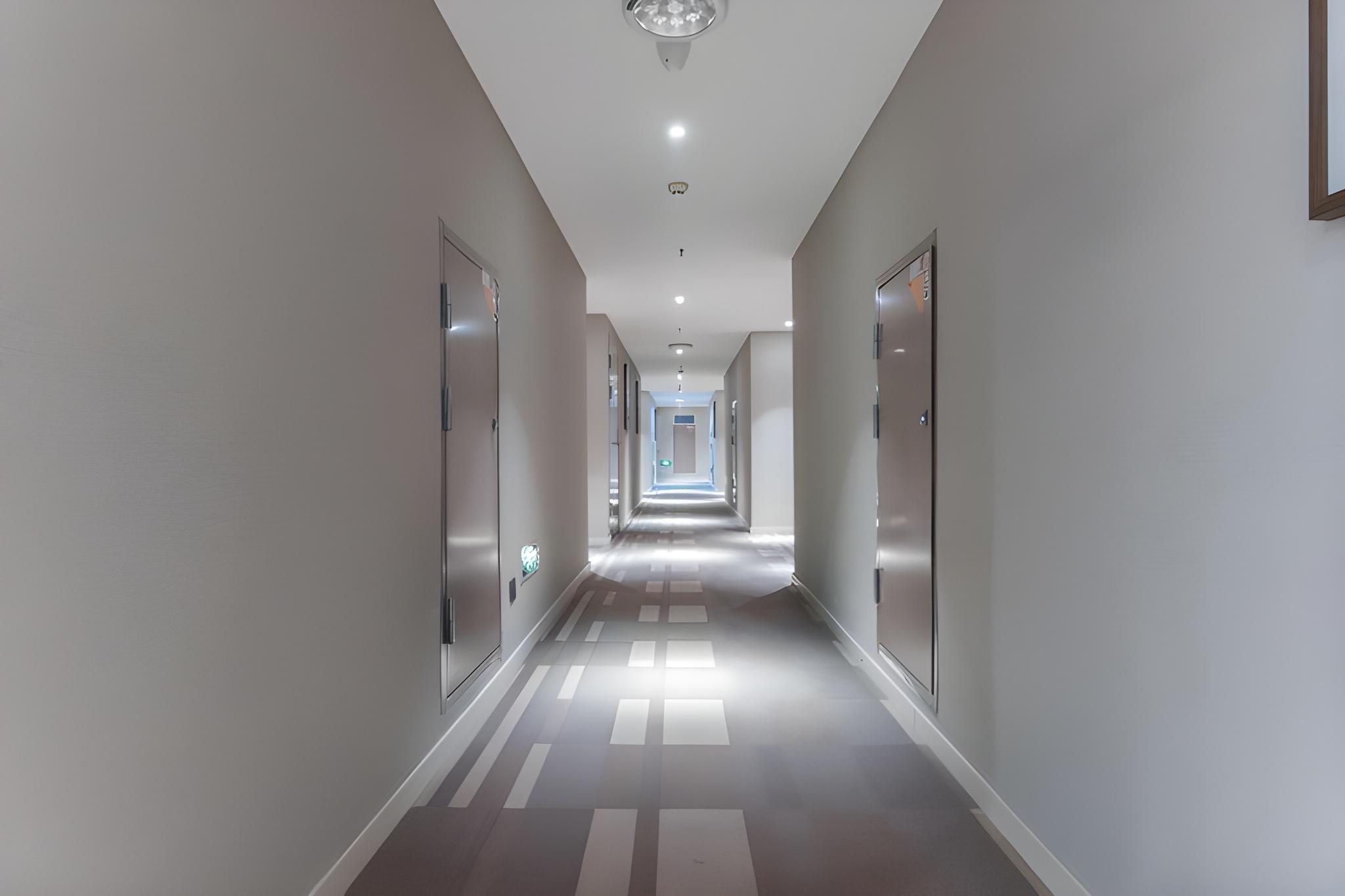 Home Inn Plus (Chongqing Jiefangbei Pedestrian Street) 24/42