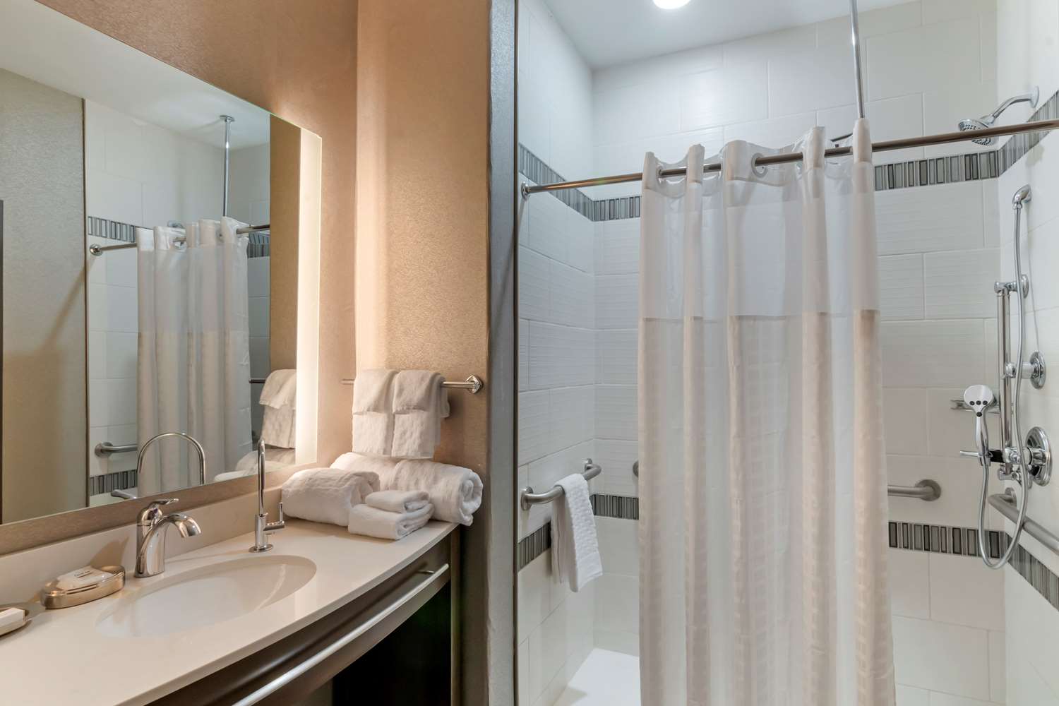 Best Western Premier Liberty Inn & Suites 48/48