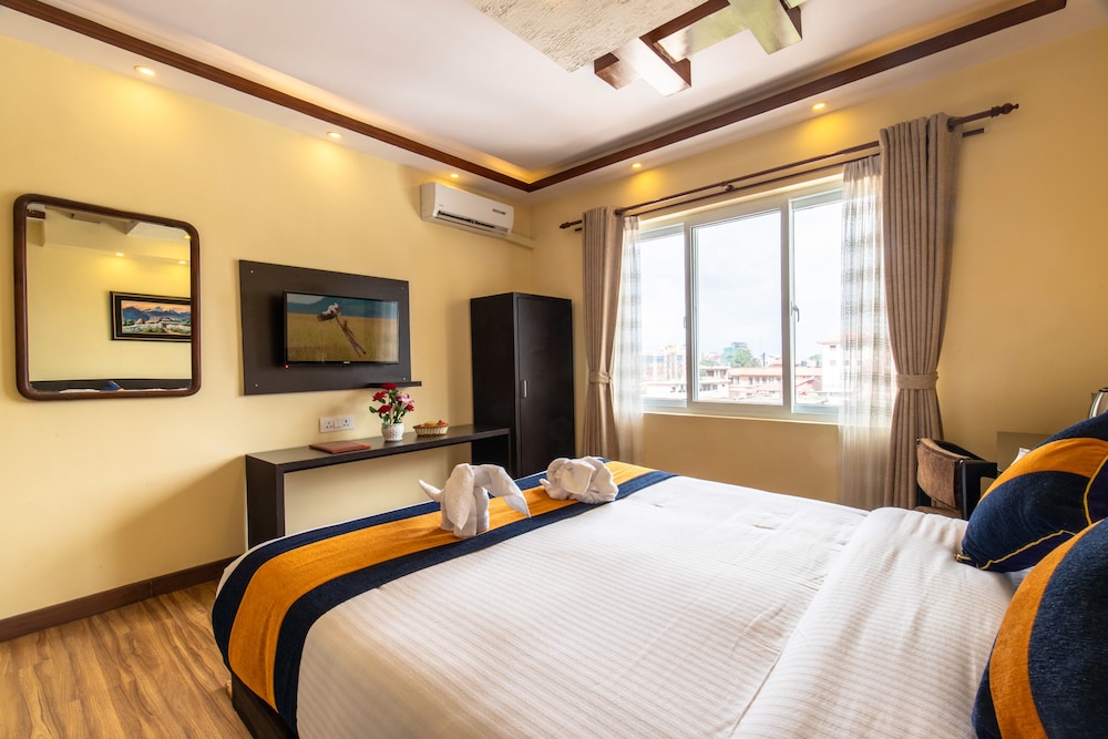 SUPERIOR, QUEEN BED, CITY VIEW