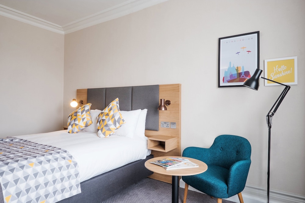 Holiday Inn Farnborough by IHG 17/74