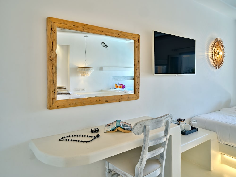 Zefi Hotel & Suites 70/75