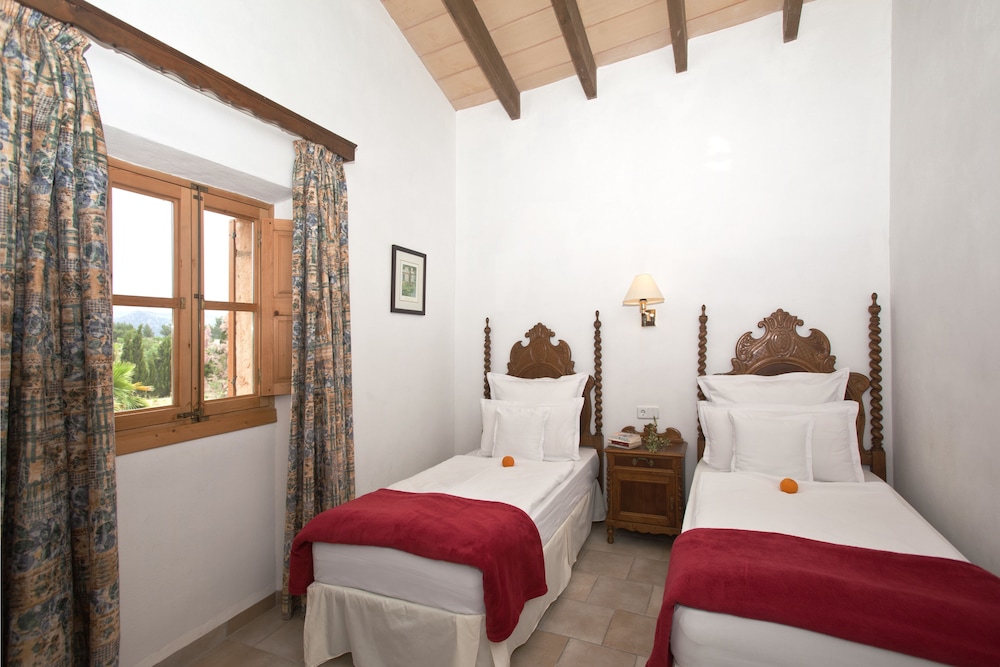 Finca Hotel Can Estades 25/63