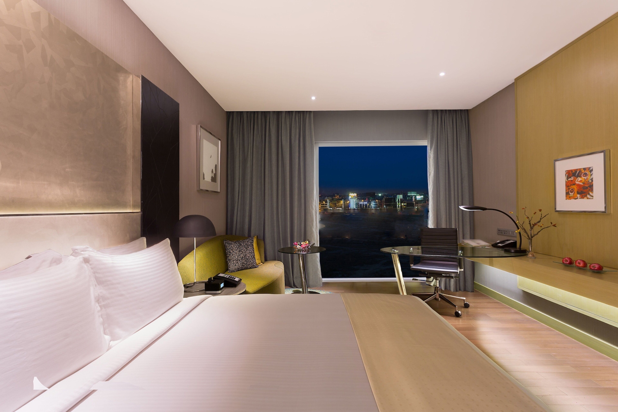 1 king bed suite non smoking