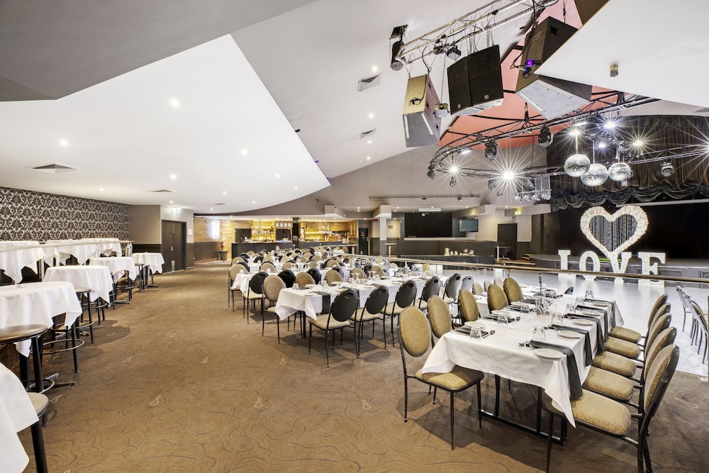 Shoppingtown Hotel 40/53