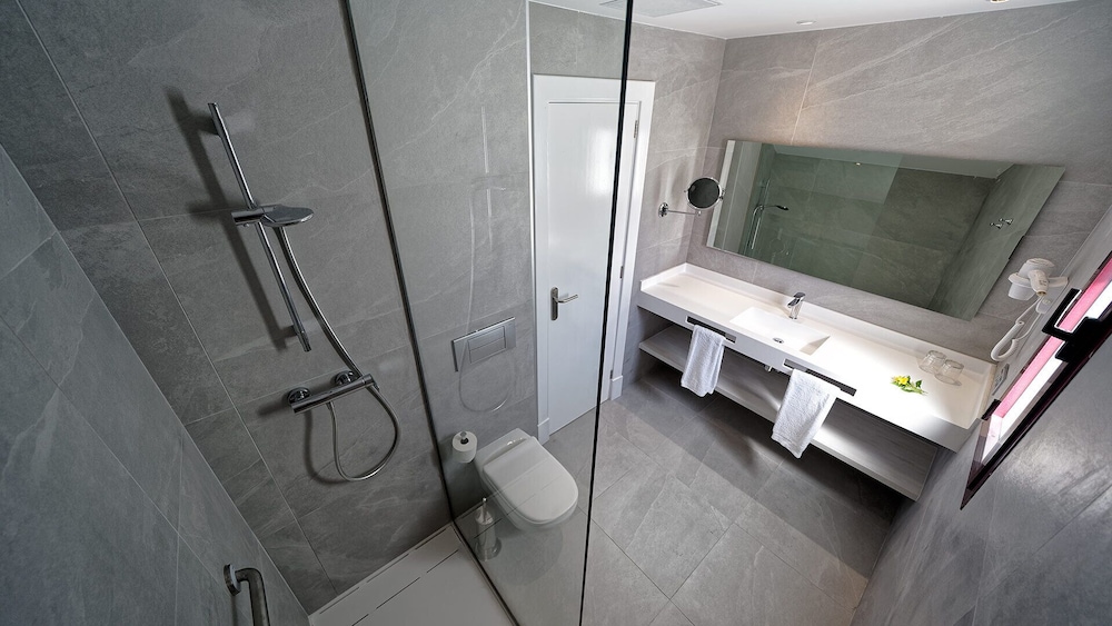 Broncemar Beach Suites Hotel 48/51