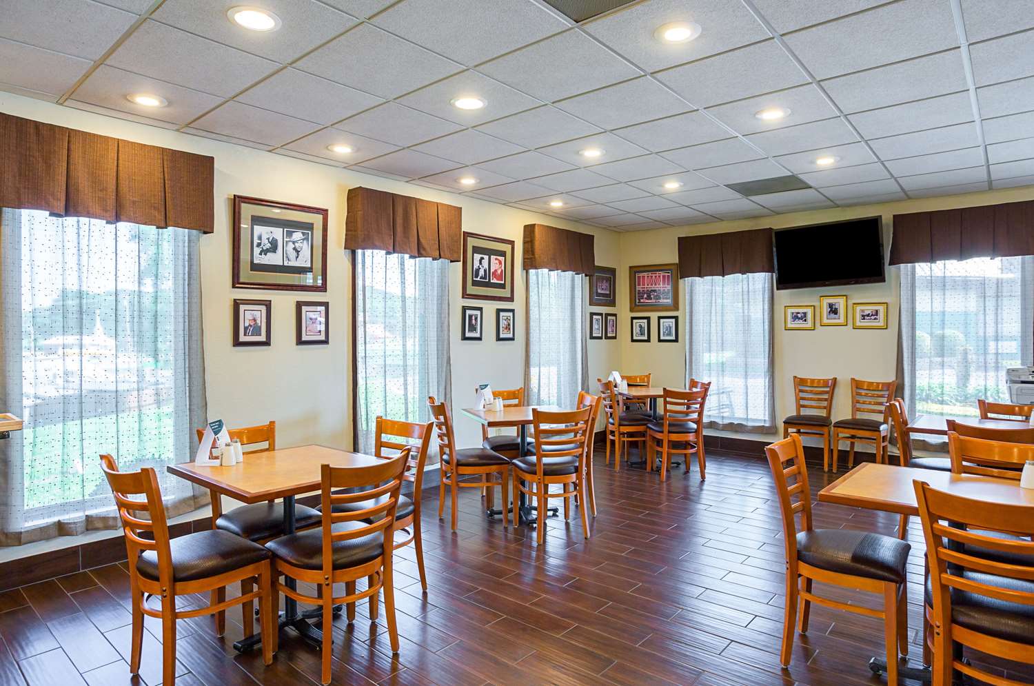 Quality Inn Hurricane Mills I-40 22/27