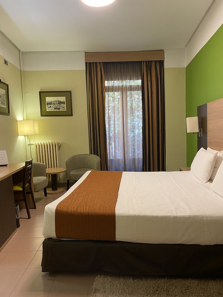 Hostal Ballesta 19/69