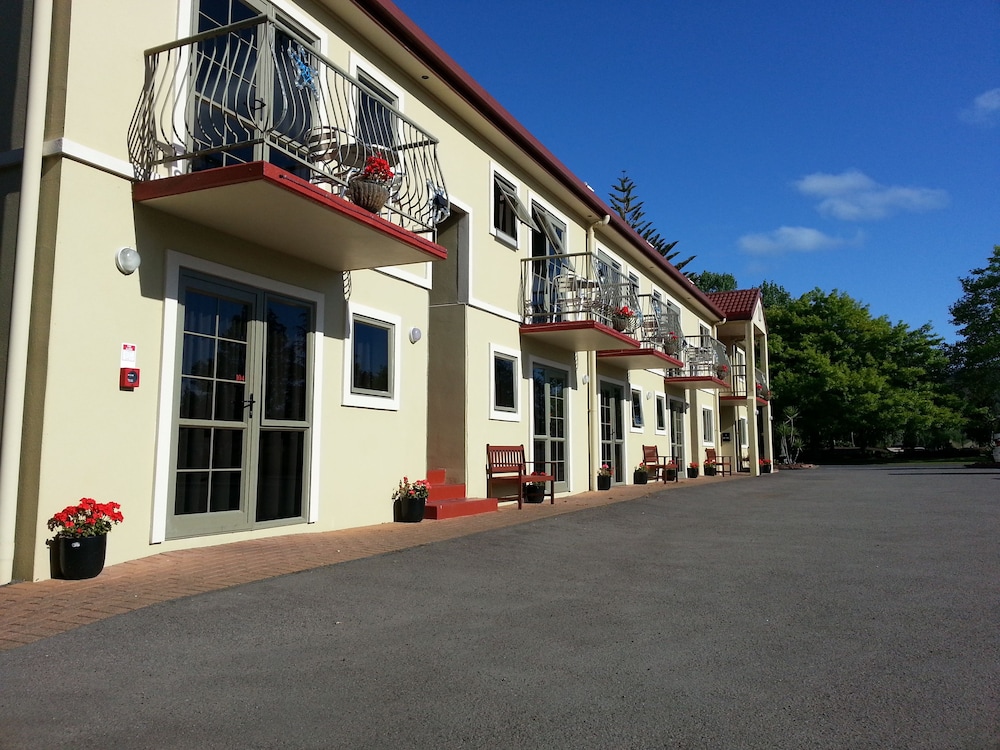 New Castle Motor Lodge 49/53
