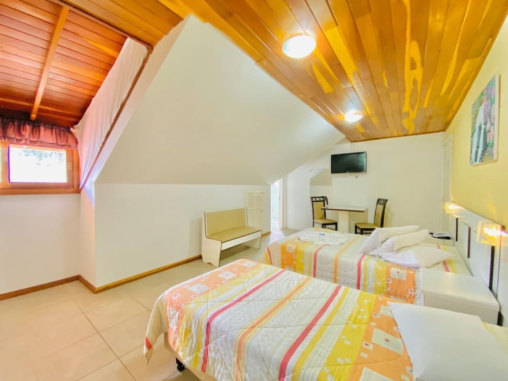 DELUXE, TWIN BEDS