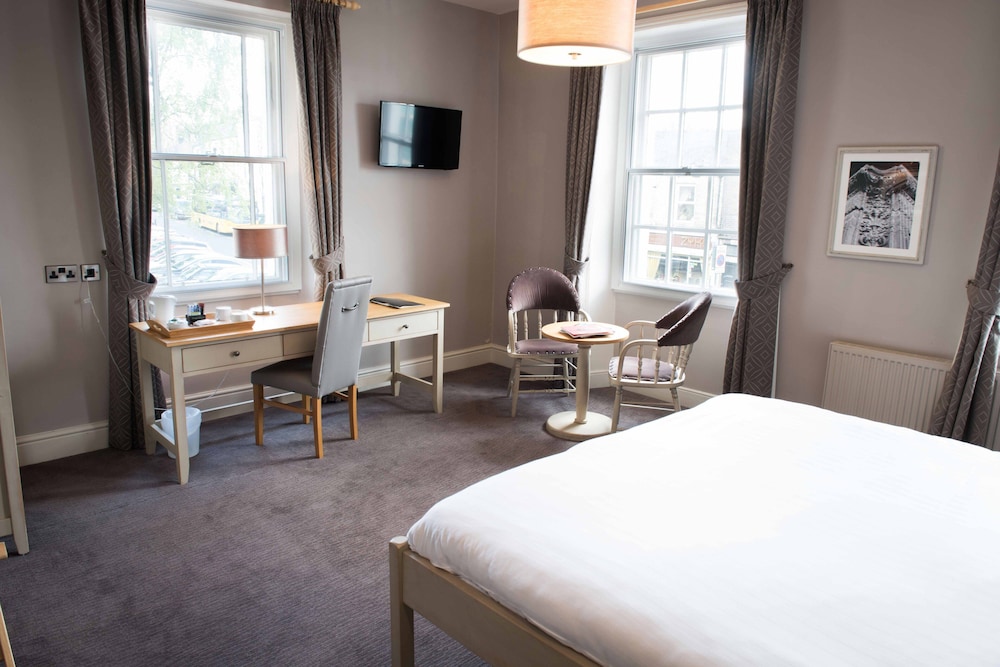 The County Hotel 15/50