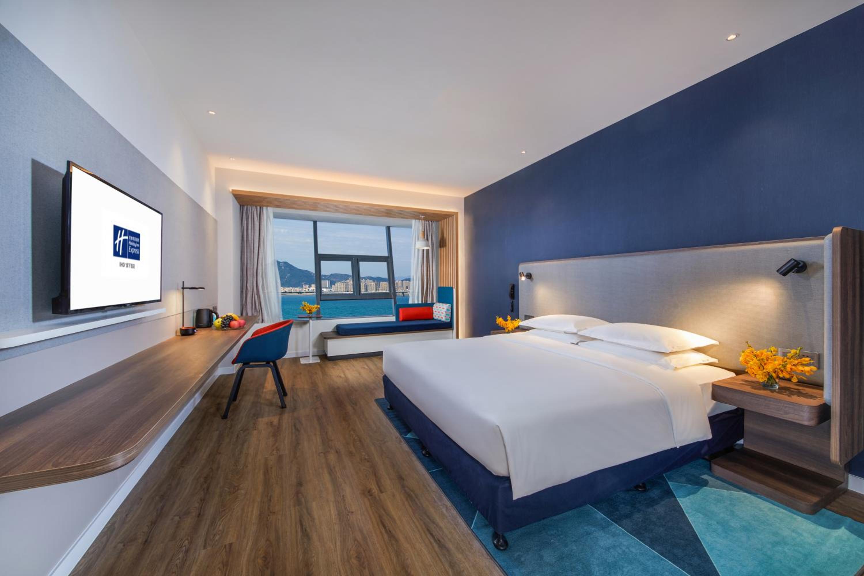 Room, King Bed, Lateral Side Sea View
