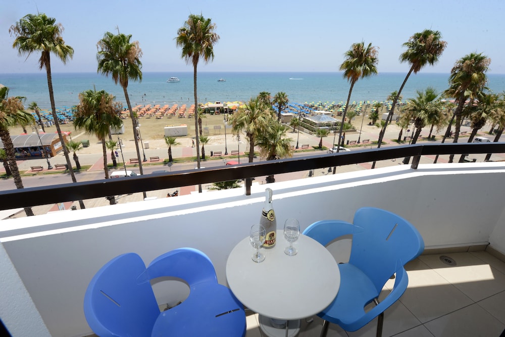 Les Palmiers Beach Hotel 64/69