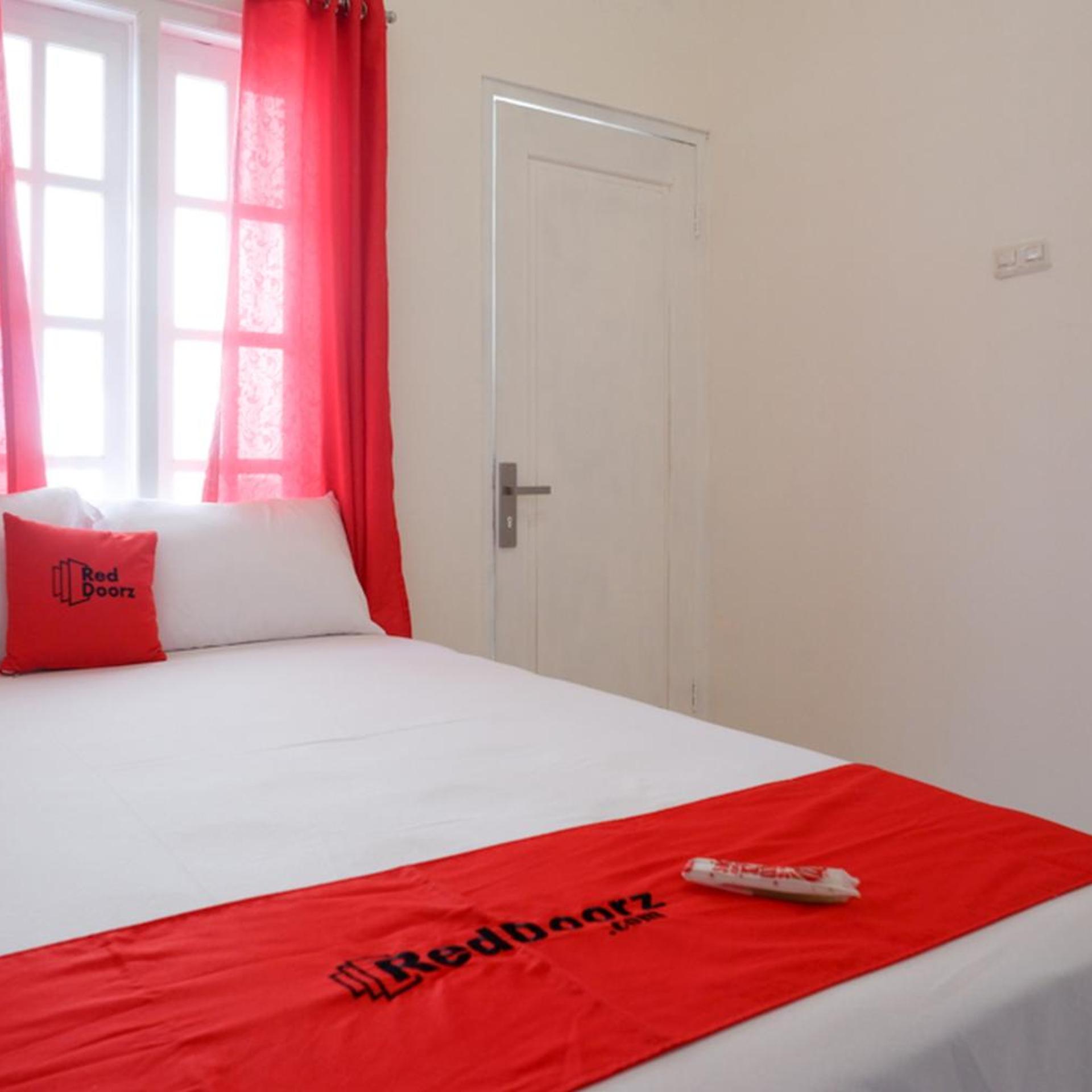 RedDoorz Plus near UMS Solo 24/50
