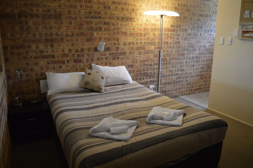 Golden Beach Motor Inn 30/45