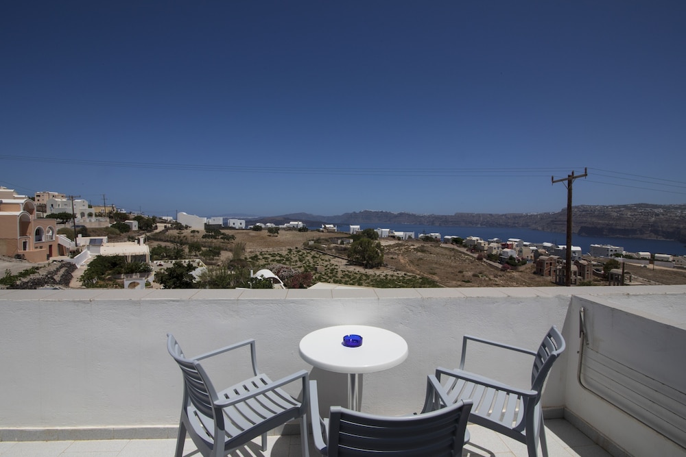 Thira S Dolphin Hotel 62/72