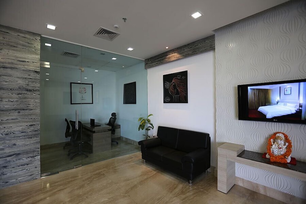 Hyphen Premier Hotel 30/50