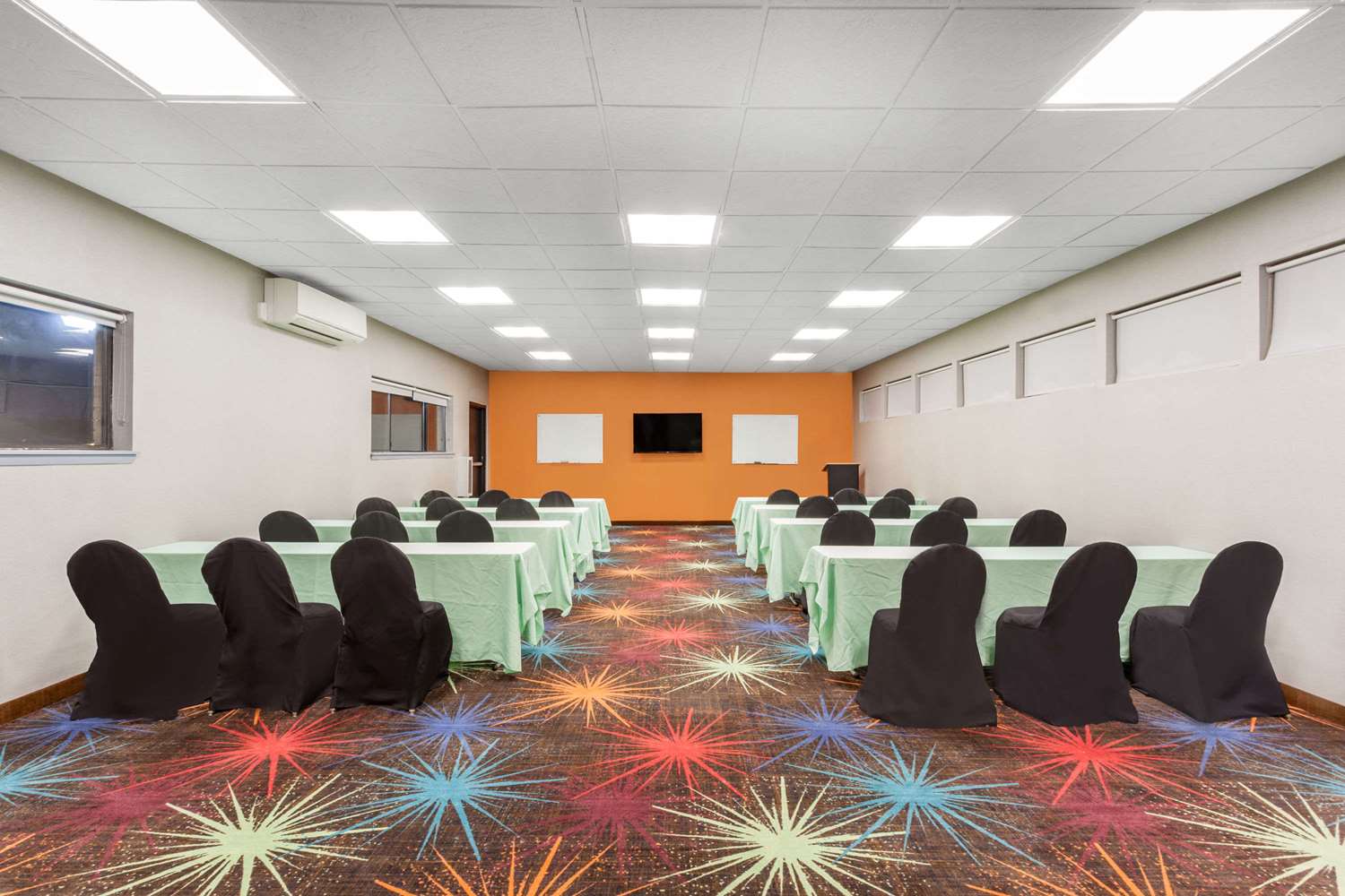 Days Inn by Wyndham Woodbury Long Island 17/23