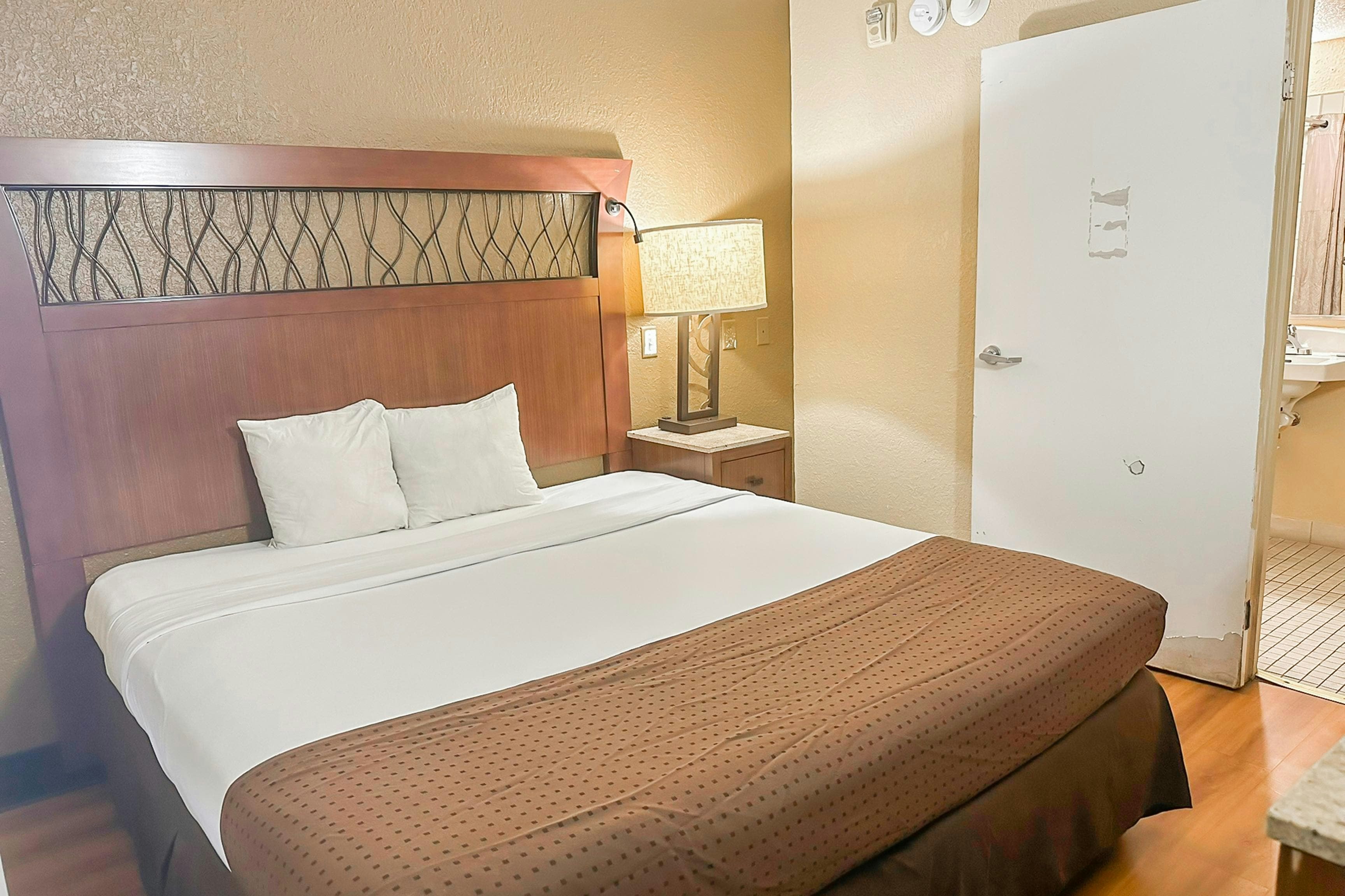 ROOM, KING BED, ACCESSIBLE