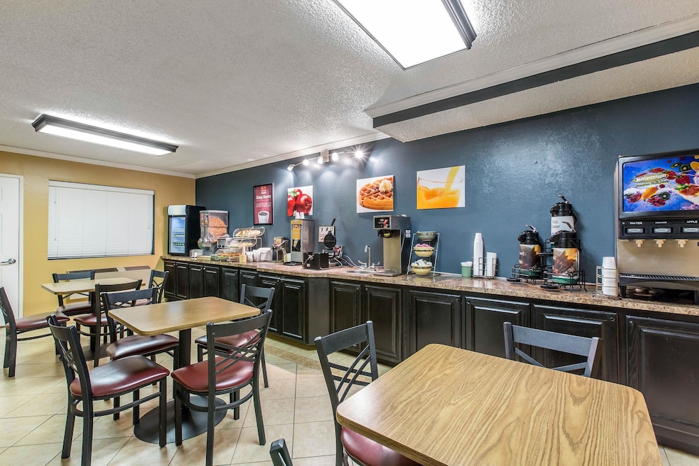 Econo Lodge Inn & Suites Riverside Corona 29/34