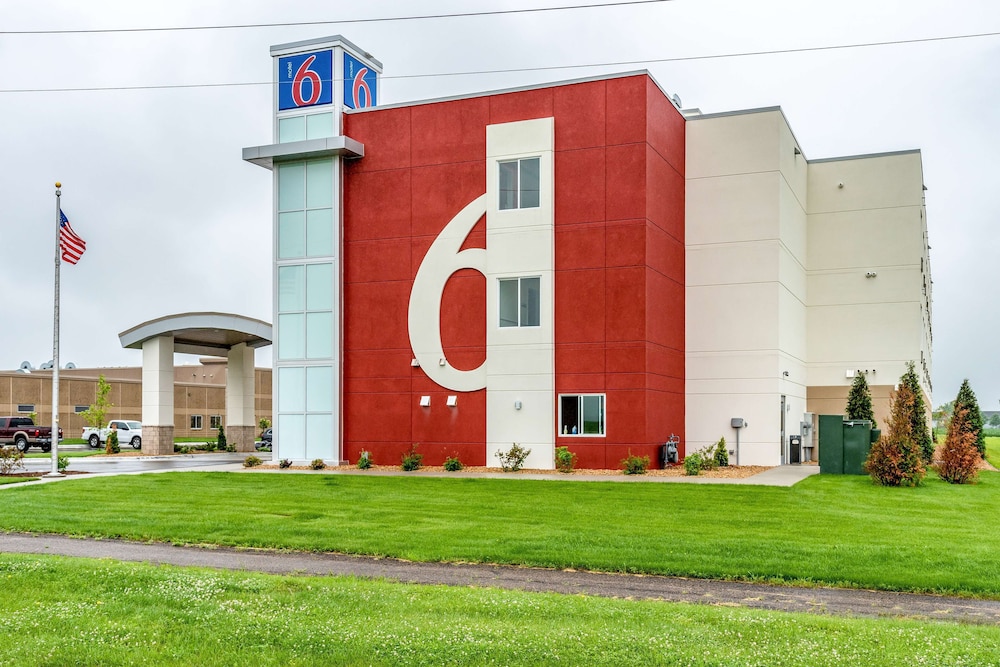 Motel6 Mankato, MN 53/60