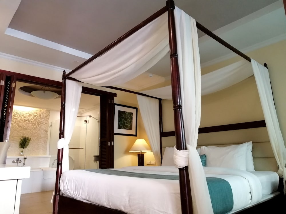 Grand, King Bed, Pool Side