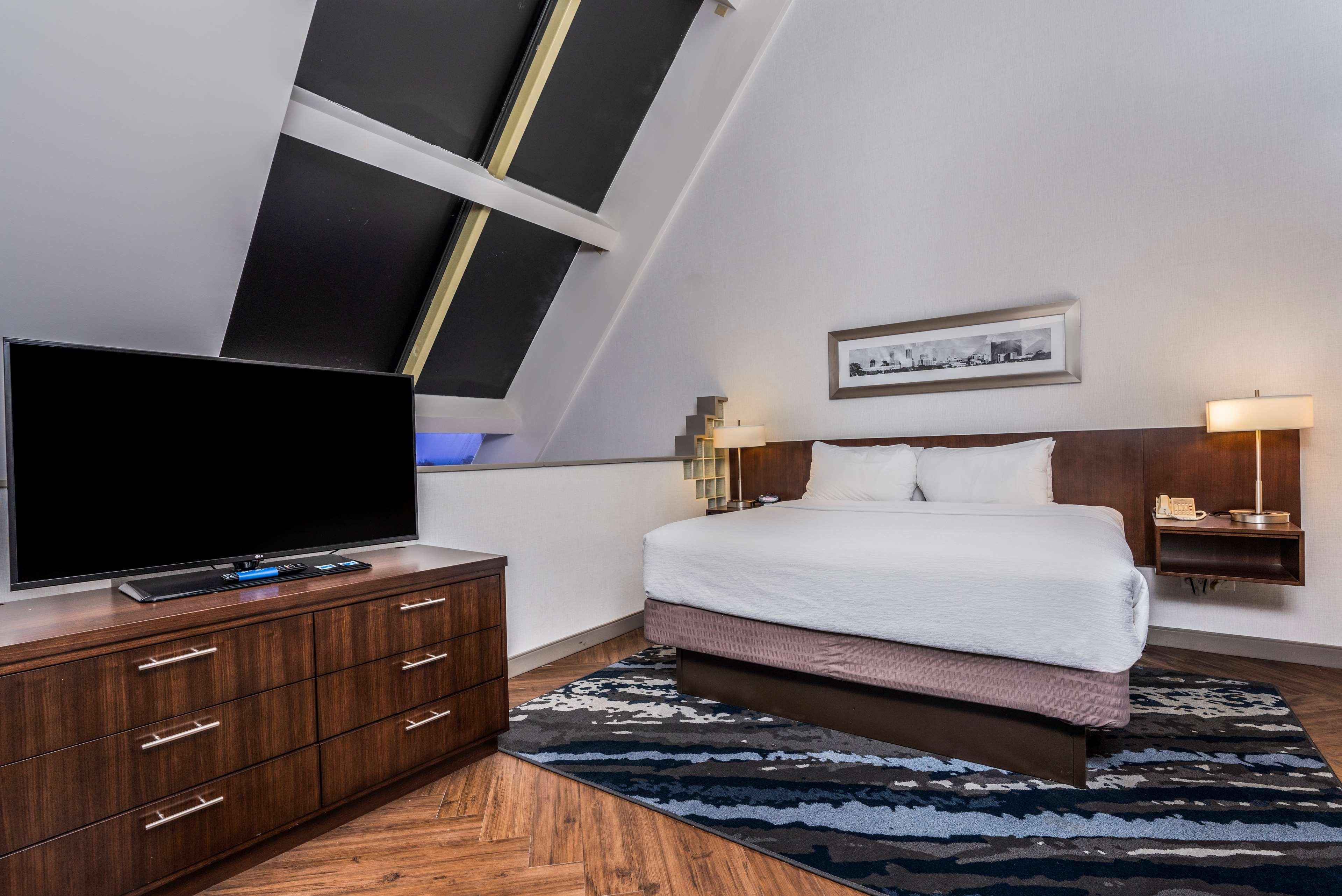 LOFT, SUITE, KING BED, 2 BATHROOMS, TOP FLOOR