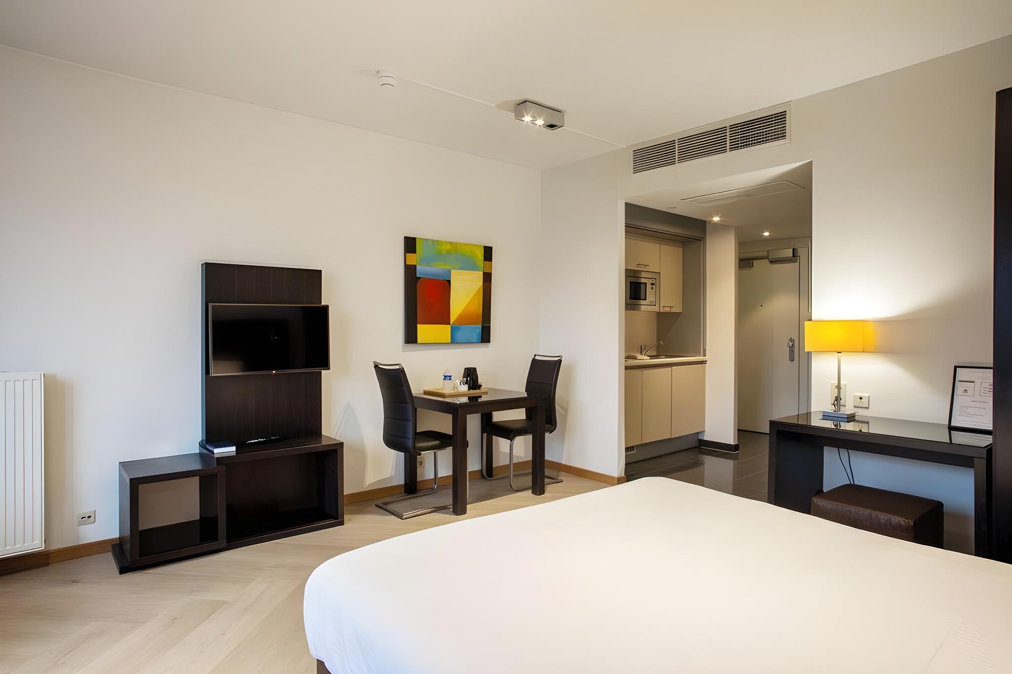 DELUXE, DOUBLE BED