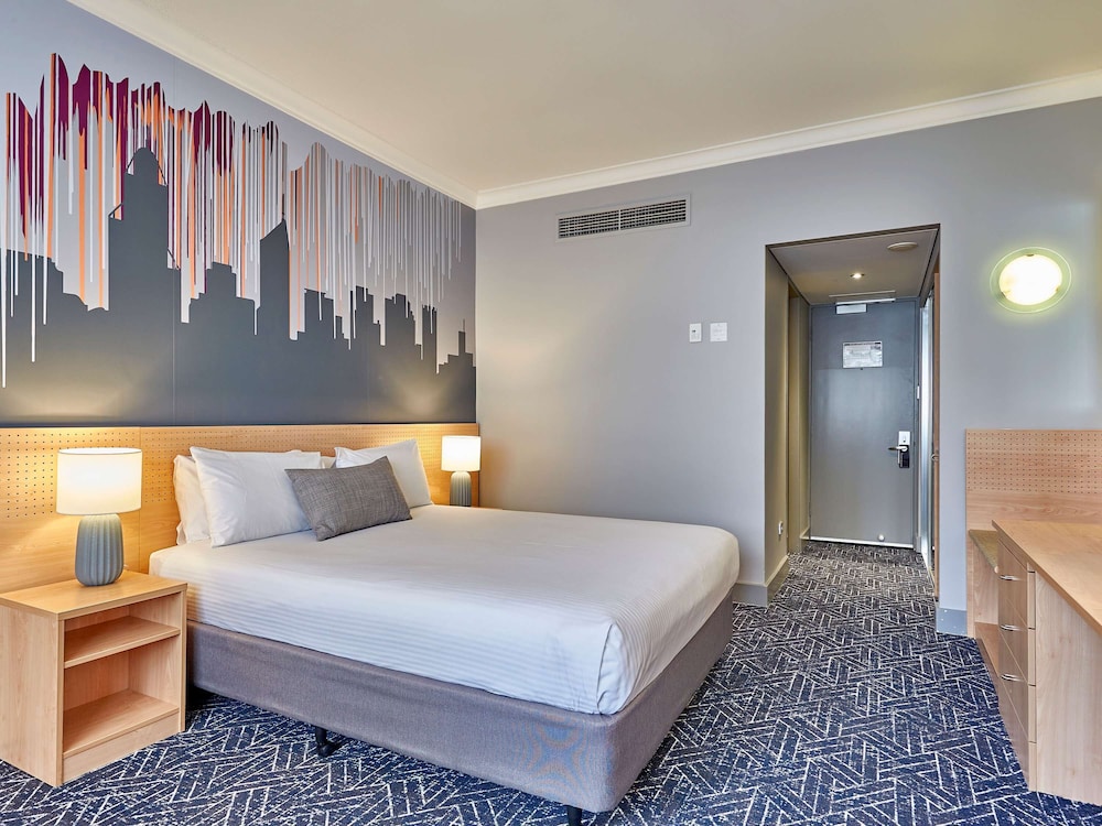 SUPERIOR, QUEEN BED
