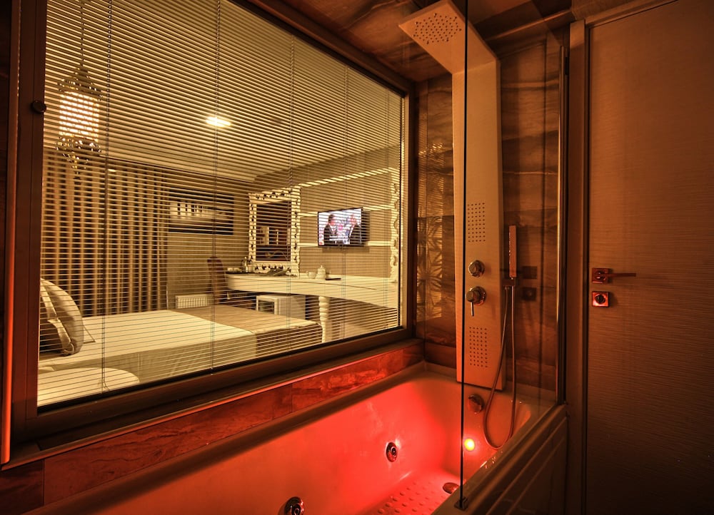 Demonti Hotel 33/69