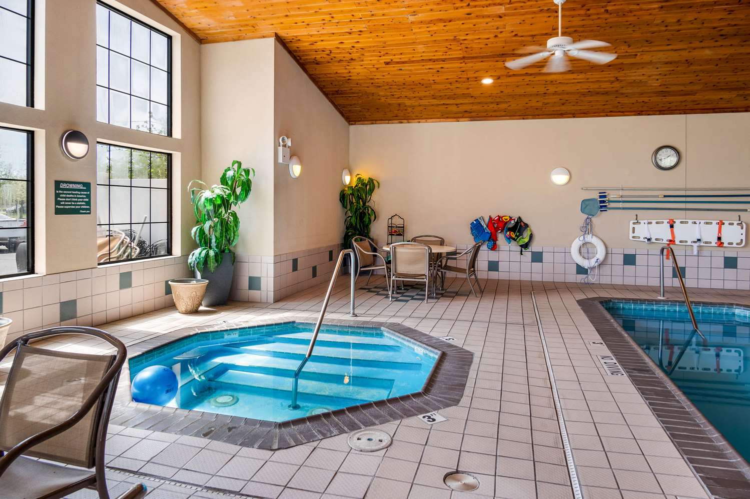 White Pines Inn & Suites of Holland 25/48
