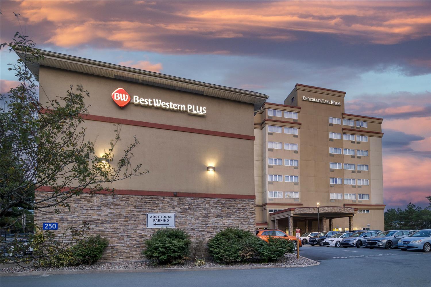Best Western Plus Chocolate Lake Hotel 2/80