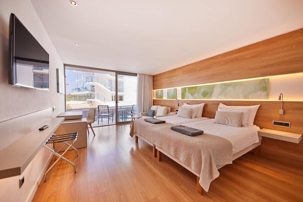 Swim Up, Twin Beds, Terrace