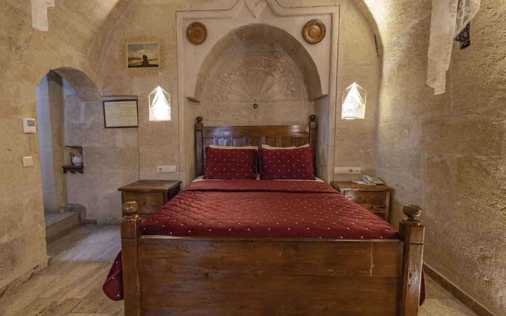 Maccan Cave Hotel 12/70