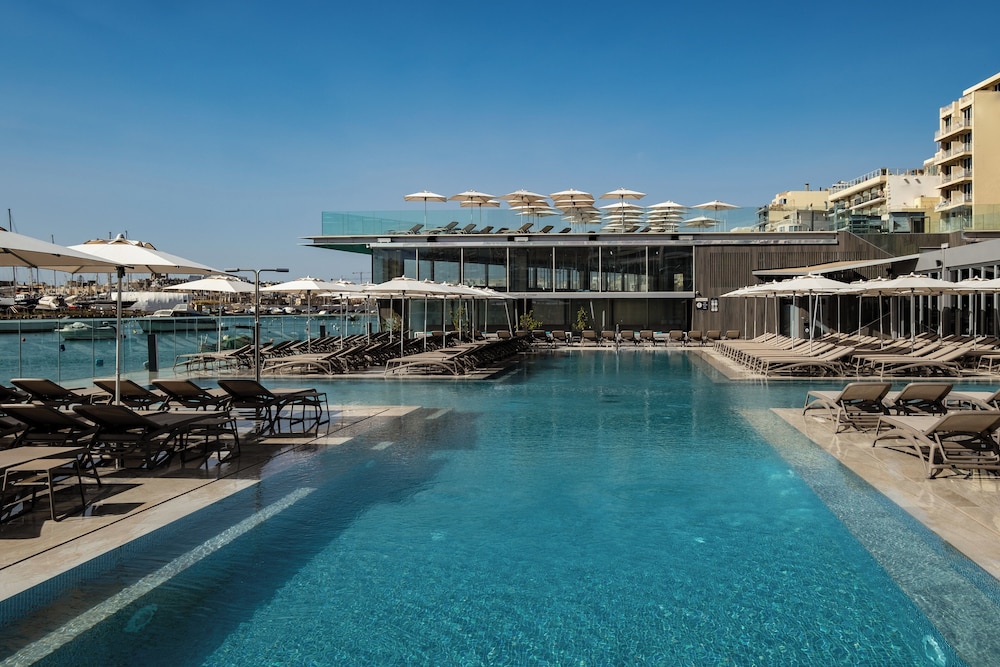 115 The Strand Hotel And Suites 41/49