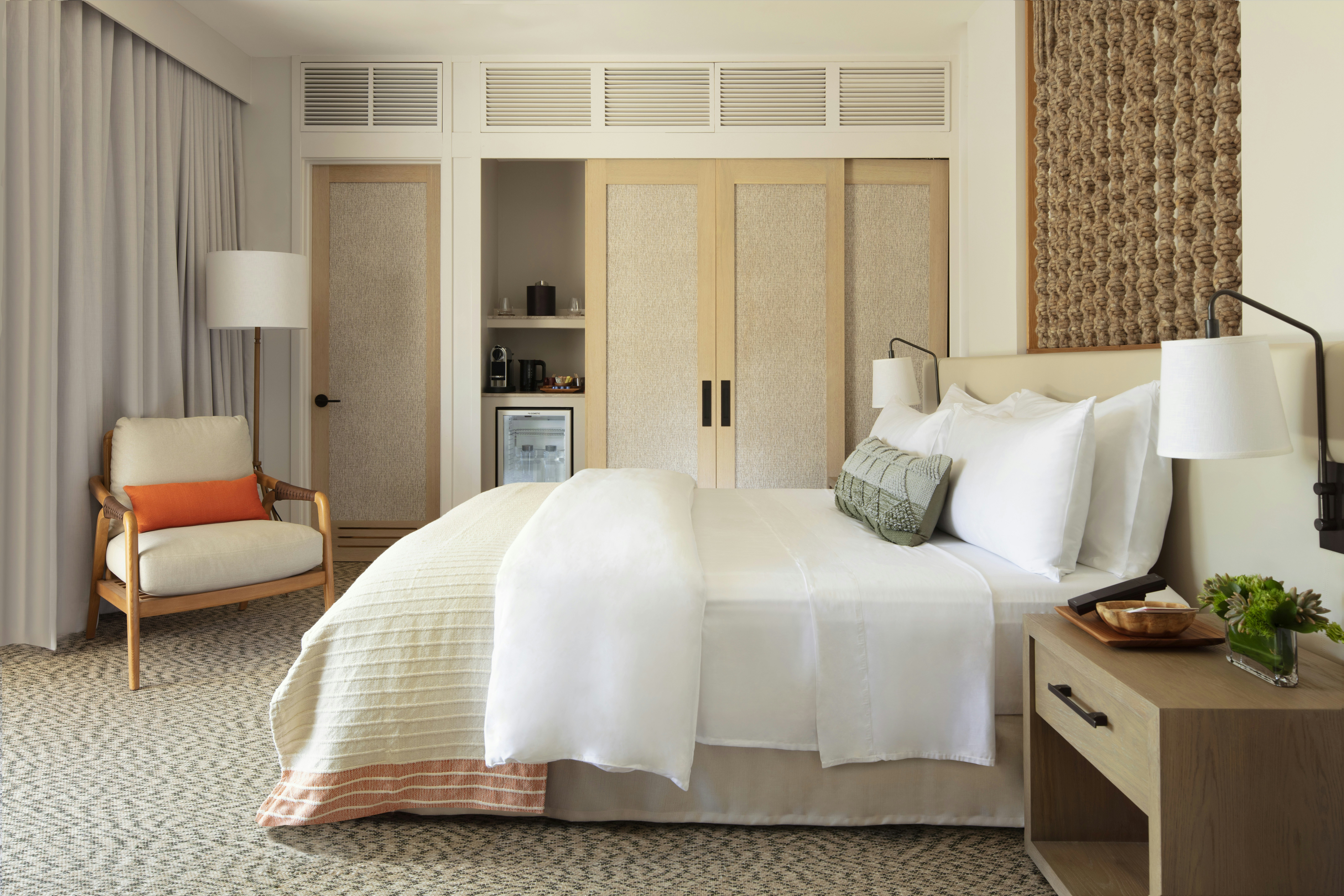 غرفة بسرير كينج بإطلالة جزئية على البحر لذوي الإعاقة، Mauna Lani, Auberge Resorts Collection 2/4
