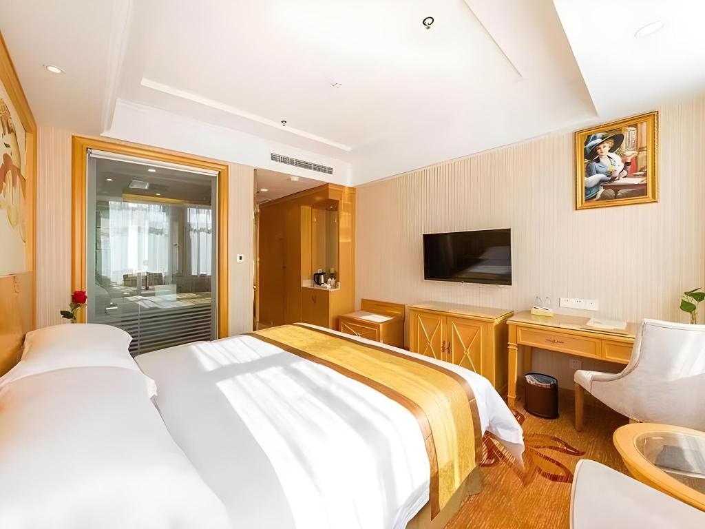Vienna Hotel (Weihai North High-Speed Railway Station Bathing Beach Shandong University), Weihai 8/23