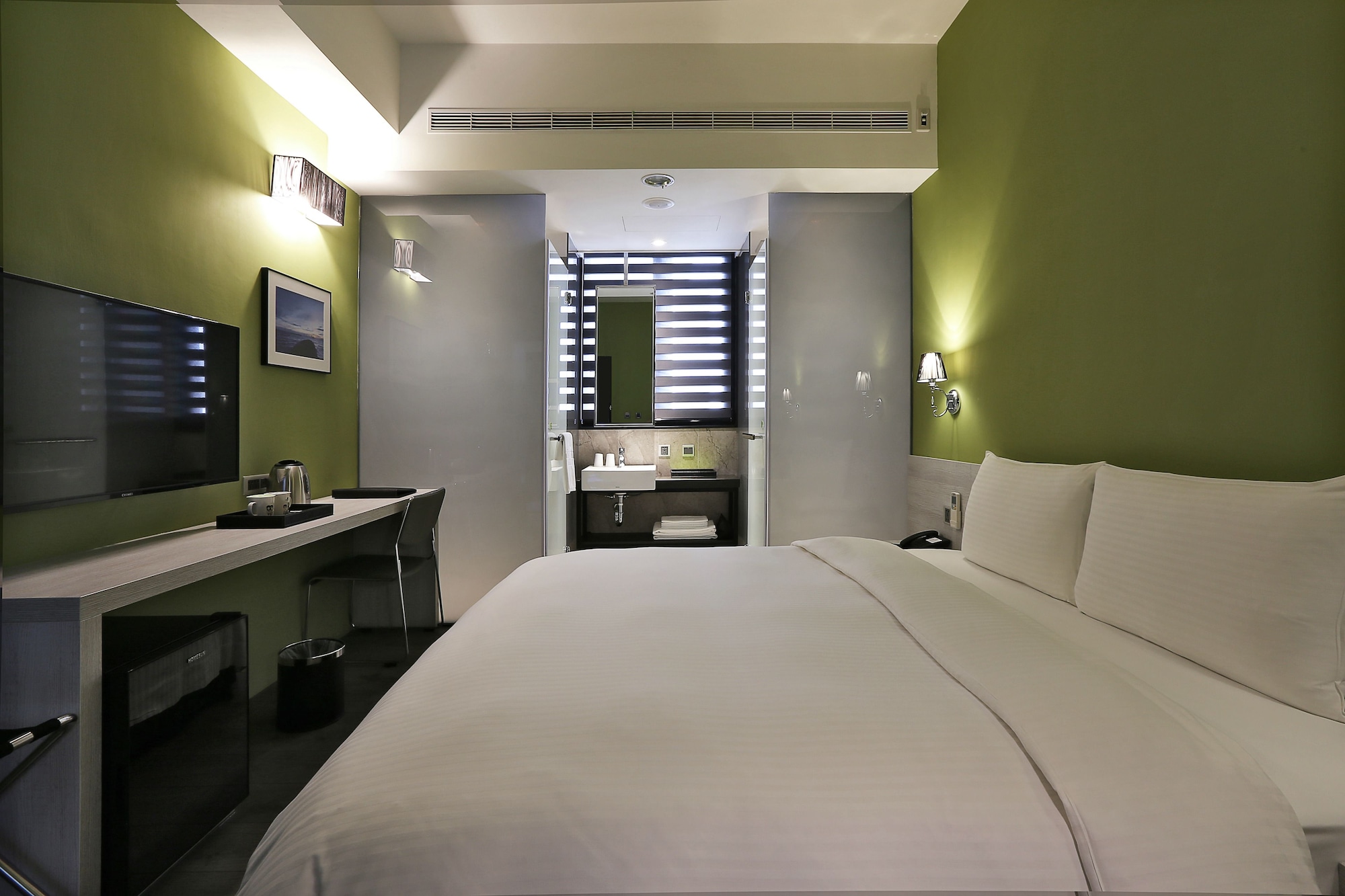 ELEGANT, KING BED