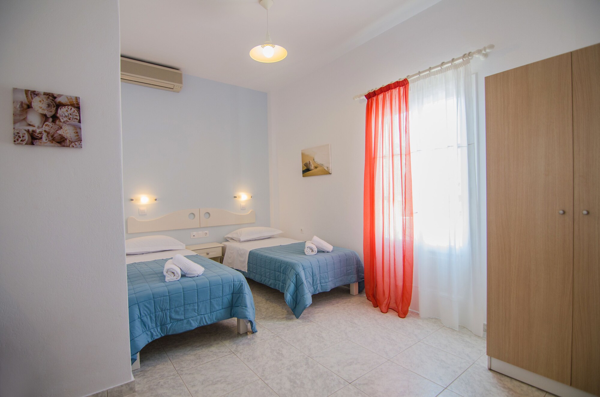 ROOM, TWIN BEDS