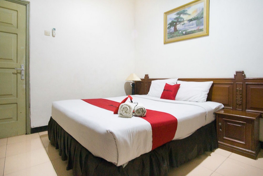 RedDoorz near Pantai Falajawa Ternate 18/29