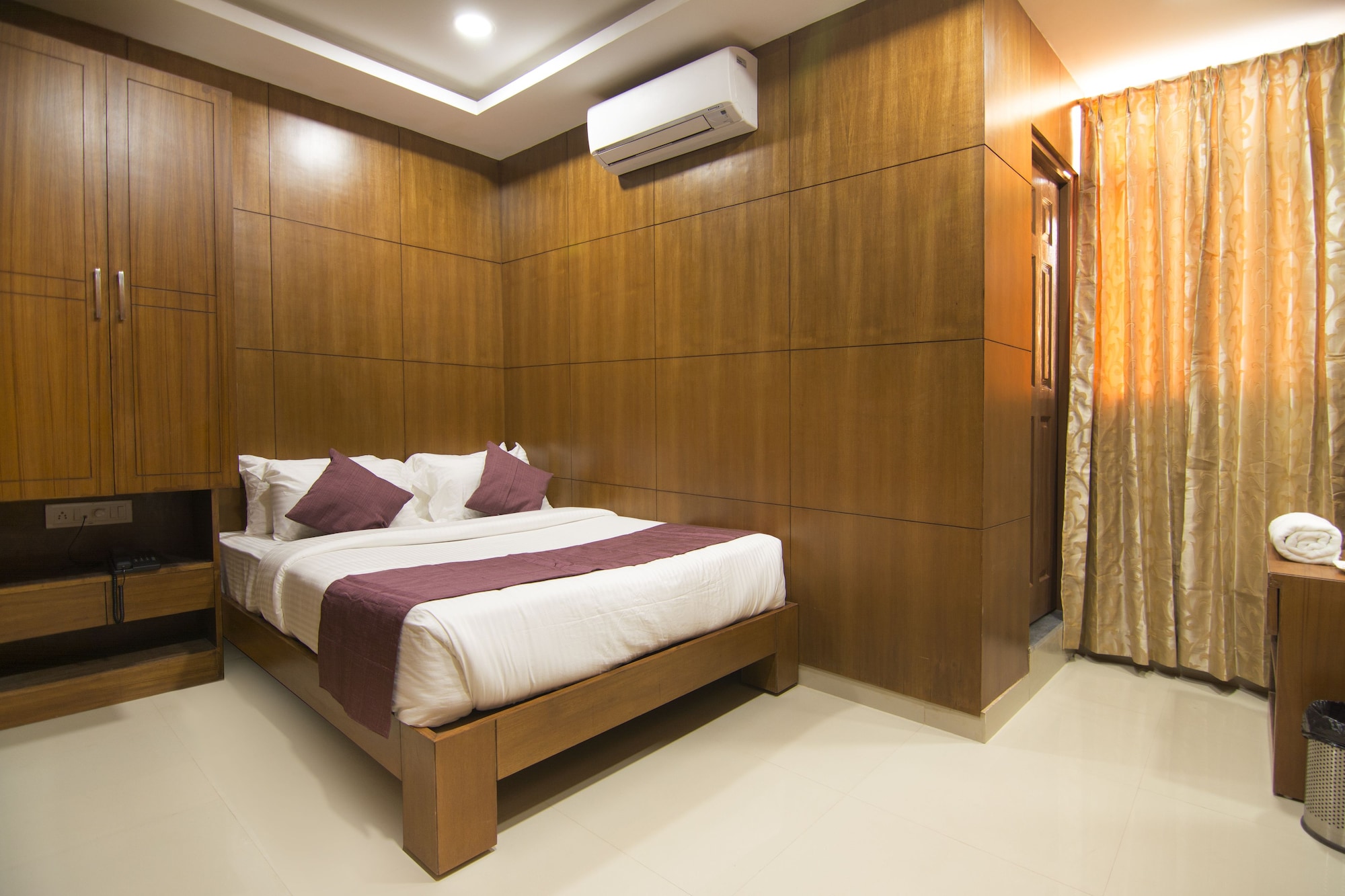 Executive, Queen Bed