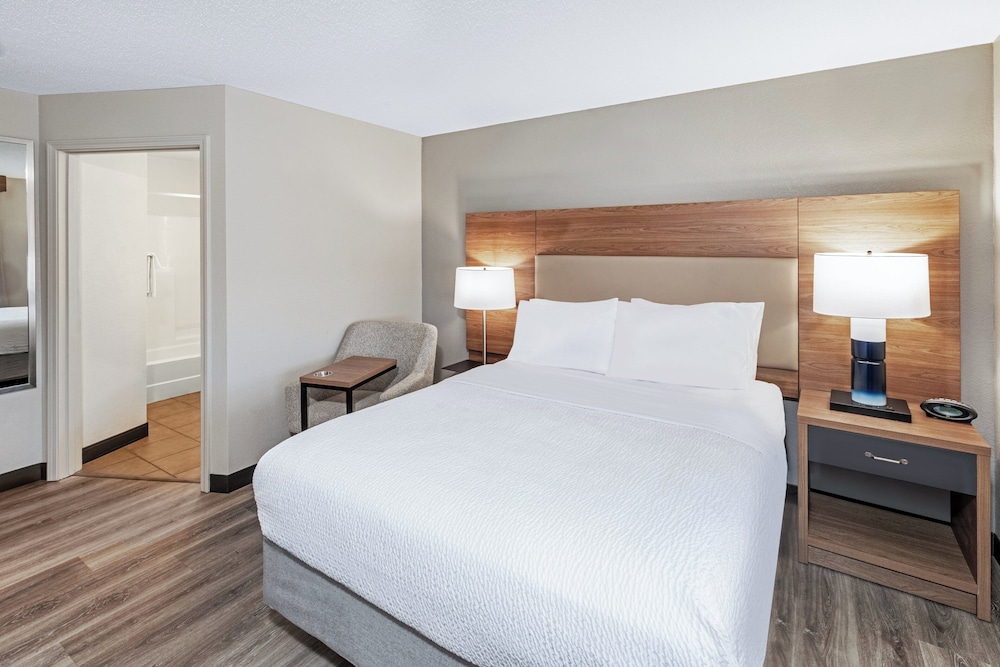 Candlewood Suites Topeka 15/49