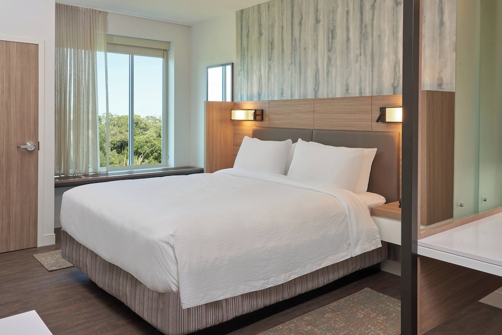 SUITE, KING BED, ACCESSIBLE