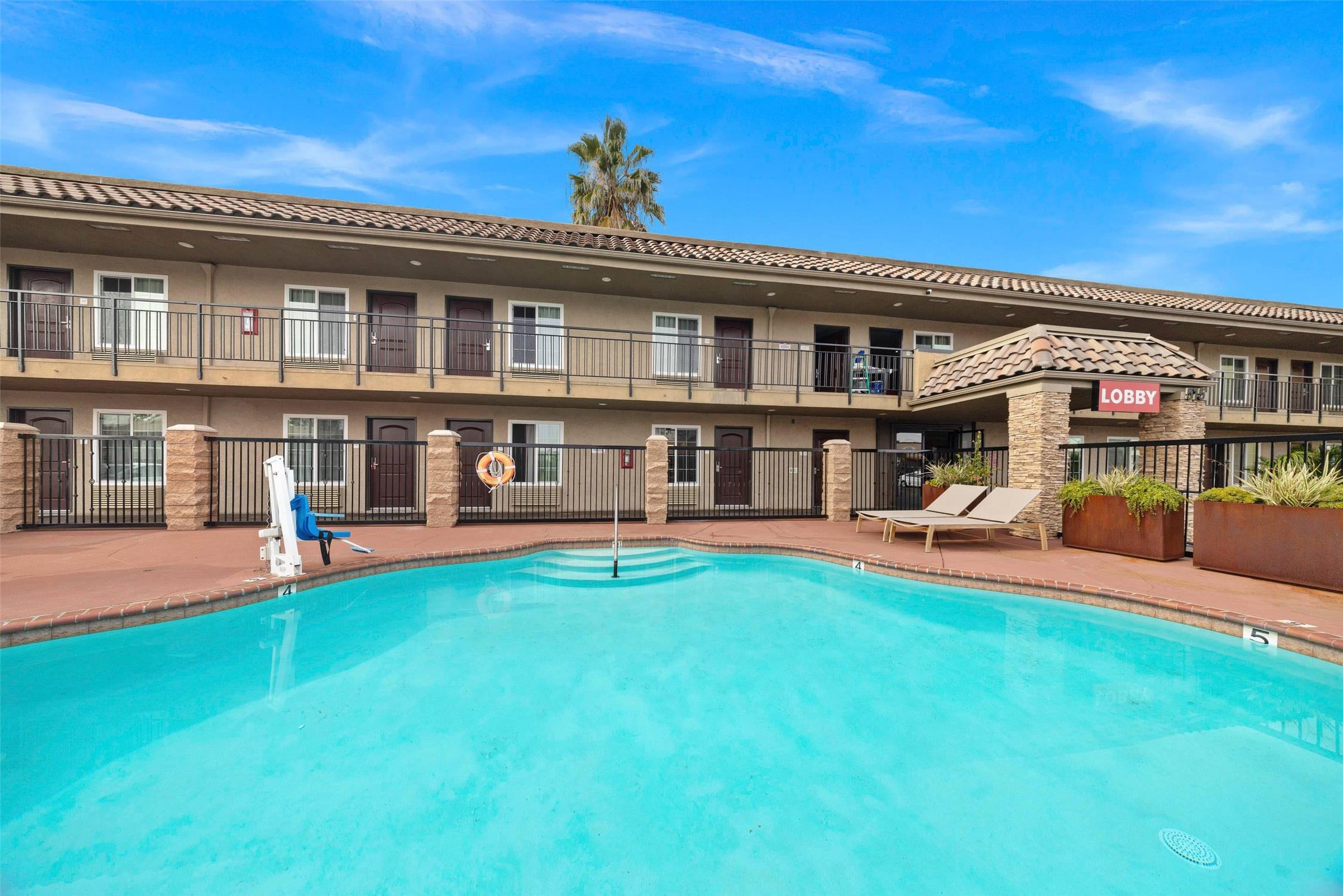 Econo Lodge Inn & Suites Escondido Downtown 8/48