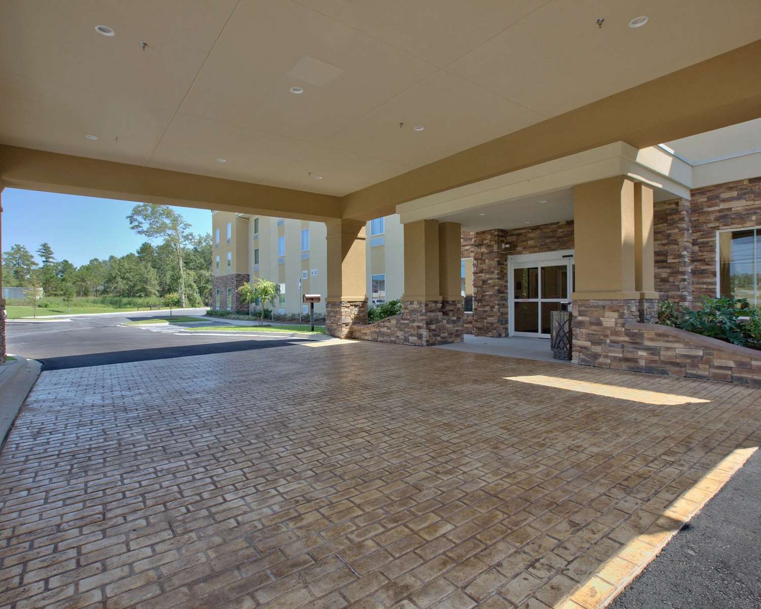 Spark by Hilton Dothan 18/19