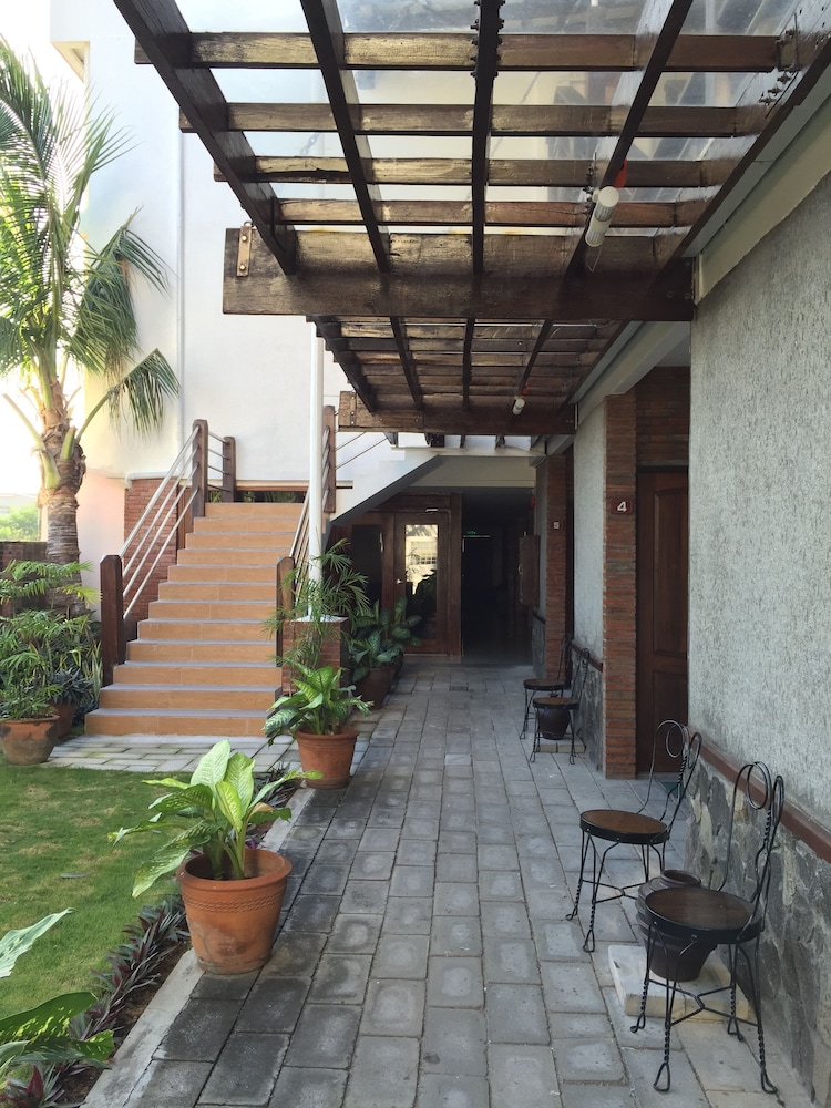 Mango Valley Hotel 1 10/67